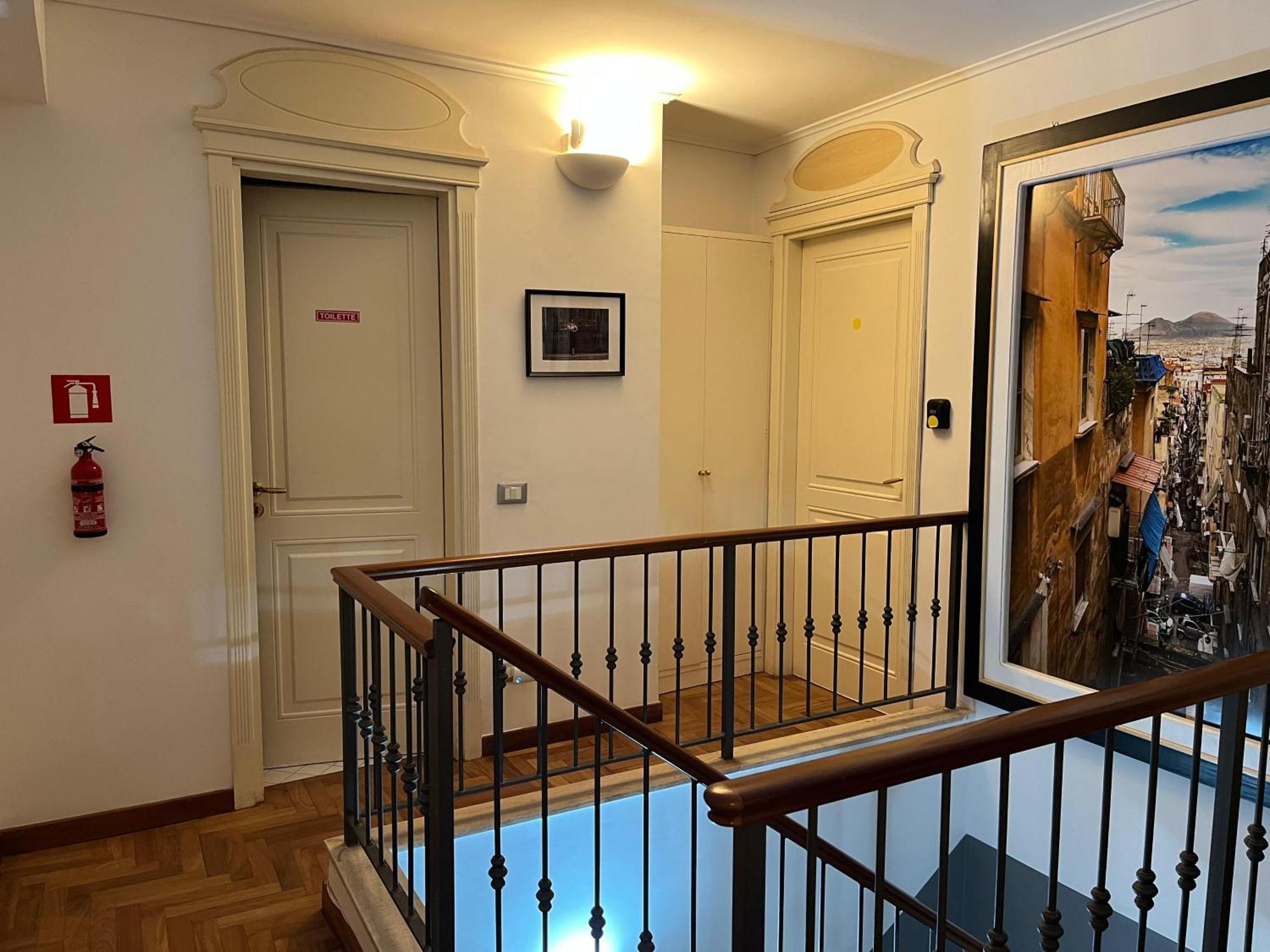 Palazzo Rota Guesthouse เนเปิลส์ ภายนอก รูปภาพ